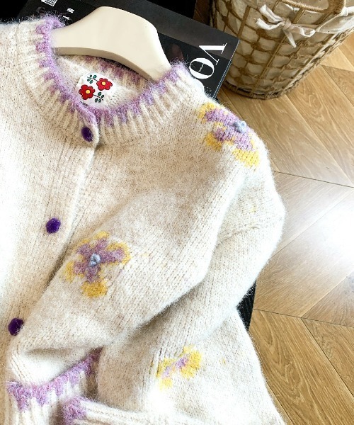 AMAJI(アマジ)の「立体フラワー刺繍 クルーネック ニットカーディガン(カーディガン/ボレロ・レディース・グレー/ホワイト・FREE)」の5枚目の写真