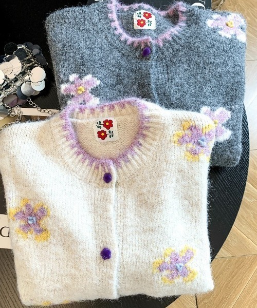AMAJI(アマジ)の「立体フラワー刺繍 クルーネック ニットカーディガン(カーディガン/ボレロ・レディース・グレー/ホワイト・FREE)」の3枚目の写真