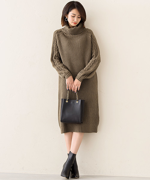 Pierrot(ピエロ)の「袖ケーブルタートルネックニットワンピース(ワンピース・レディース・ブラック/ネイビー/カーキ/モカ/グレー系その他・M/L)」の4枚目の写真