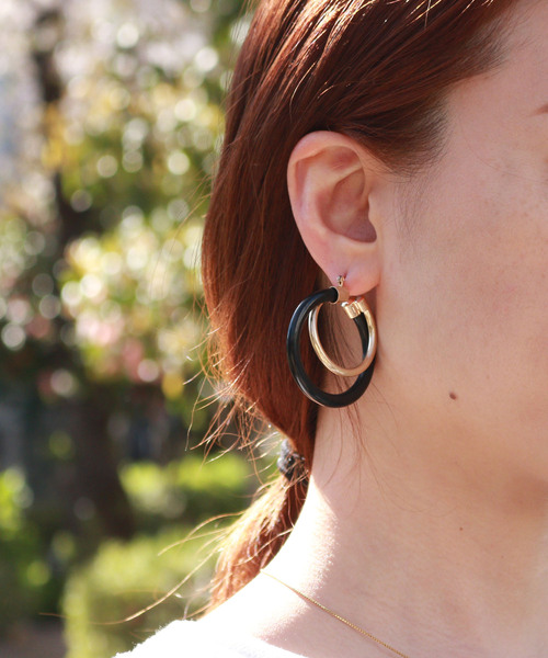 misto accessories（ミストアクセサリーズ）の「リングピアス（ピアス（両耳用）・レディース・ホワイト/ブラック・FREE）」の2枚目の写真