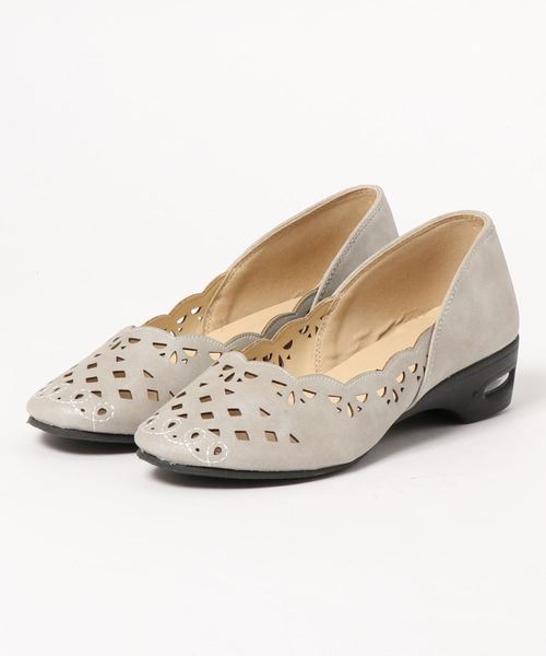 BELLUNA（ベルーナ）の「４Ｅ軽量カットワークパンプス（パンプス・レディース・ライトグレー/ブラック/ネイビー・22cm/23cm/23.5cm/24cm/24.5cm/25cm）」の2枚目の写真