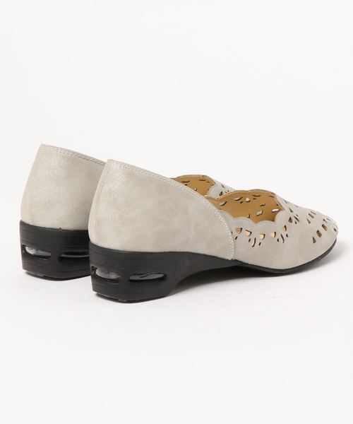 BELLUNA（ベルーナ）の「４Ｅ軽量カットワークパンプス（パンプス・レディース・ライトグレー/ブラック/ネイビー・22cm/23cm/23.5cm/24cm/24.5cm/25cm）」の4枚目の写真