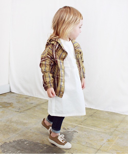 quoti use fith(クゥオティ ユース フィス)の「ビッグチェックタイプライターパーカー(マウンテンパーカー・キッズ・ベージュ/ネイビー・90/100/110/120/80/130)」の11枚目の写真