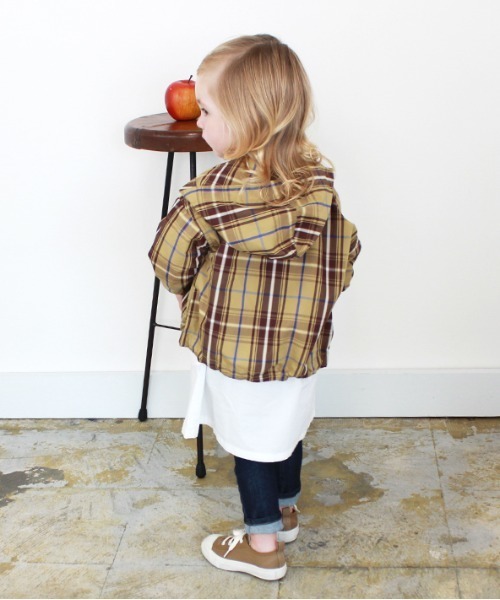 quoti use fith(クゥオティ ユース フィス)の「ビッグチェックタイプライターパーカー(マウンテンパーカー・キッズ・ベージュ/ネイビー・90/100/110/120/80/130)」の9枚目の写真