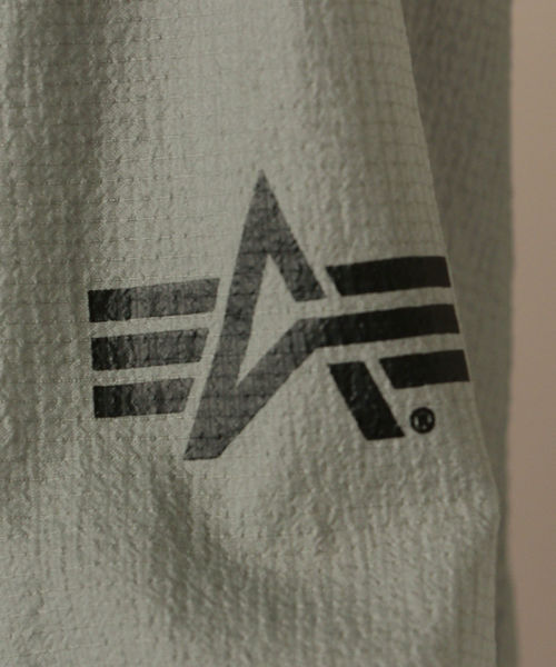 Alpha Industries（アルファインダストリーズ）の「ALPHA: ライト パッカブル ARMY ジャケット（その他アウター・メンズ・ブラック/オレンジ/ホワイト/グレー・LARGE/MEDIUM）」の10枚目の写真