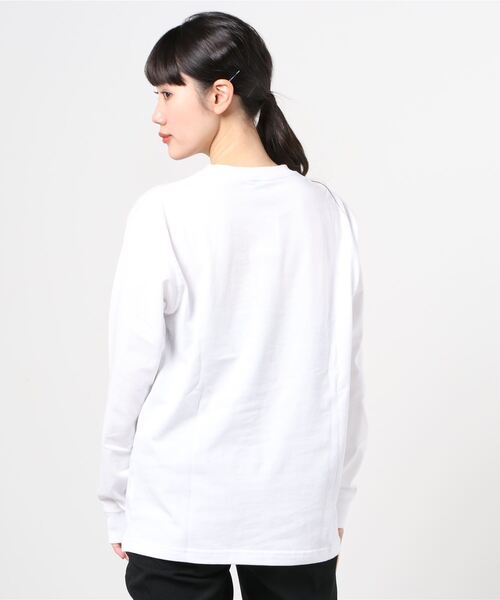 NEW ERA(ニューエラ)の「NEW ERA/ニューエラ 高橋愛コラボ ビッグシルエット ワンポイントロンT 12674273(Tシャツ/カットソー・レディース・ホワイト・L/M)」の3枚目の写真