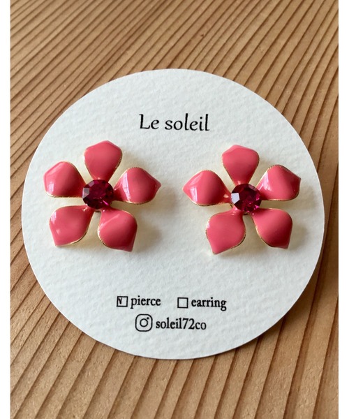 tone(トーン)の「【Le soleil】ボタニカルフラワーピアス(MA)(ピアス(両耳用)・レディース・イエロー/ピンク/ネイビー/ミント・FREE)」の4枚目の写真