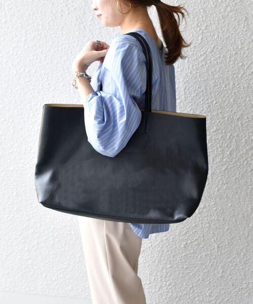 SHIPS（シップス）の「フェイクレザービッグトート◆（トートバッグ・レディース・ブラック/ベージュ・ONE SIZE）」の2枚目の写真