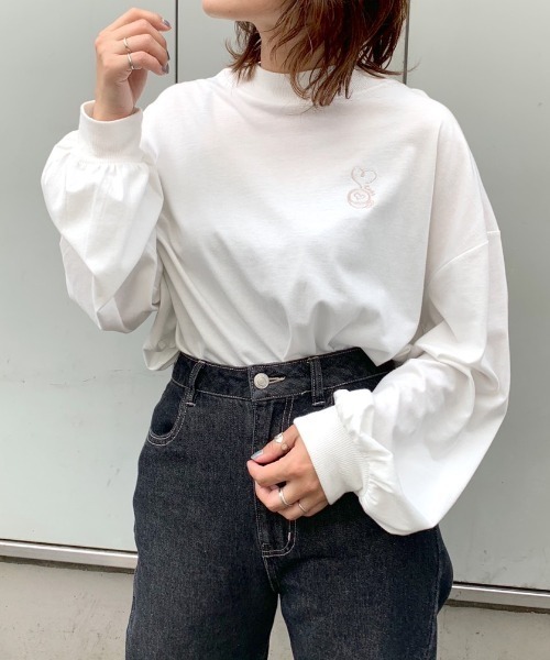 OLIVE des OLIVE（オリーブデオリーブ）の「モックネックLOVE　ロンT（Tシャツ/カットソー・レディース・ベージュ/パープル/オフホワイト/スミクロ/ライトブラウン・FREE）」の2枚目の写真