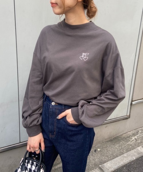 OLIVE des OLIVE（オリーブデオリーブ）の「モックネックLOVE　ロンT（Tシャツ/カットソー・レディース・ベージュ/パープル/オフホワイト/スミクロ/ライトブラウン・FREE）」の3枚目の写真