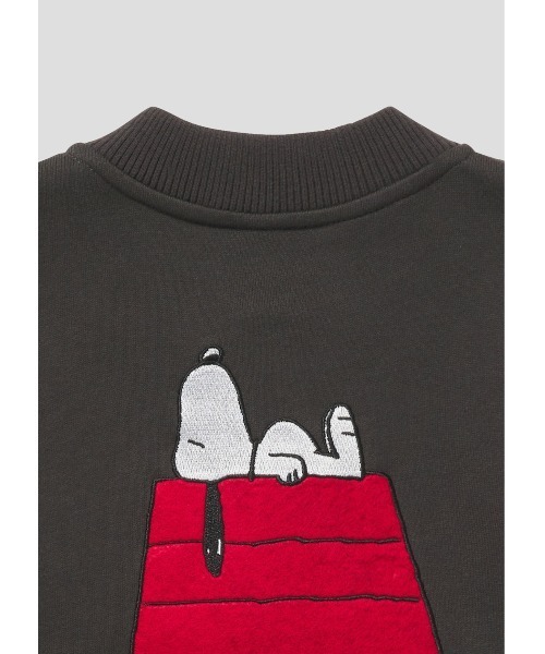 Design Tshirts Store graniph(デザイン ティーシャツ ストア グラニフ)の「ドッグハウス(ピーナッツ)|キッズスウェットスタジアムジャンパー(ブルゾン・キッズ・スミクロ・110/130)」の2枚目の写真