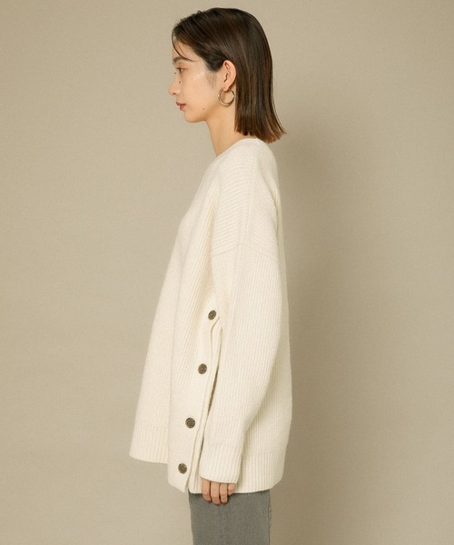 KBF（ケイビーエフ）の「アウトリンキングサイドボタンニット（ニット/セーター・レディース・ベージュ/ネイビー/アイボリー・ONE）」の14枚目の写真