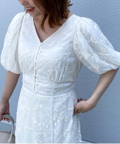 archives（アルシーヴ）の「バルーンスリーブ刺繍ワンピース