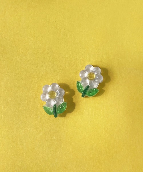 CEMONEMO(セモネモ)の「【金属アレルギー対応】 カラーフラワー ミニ ピアス / ニッケルフリーポスト(ピアス(両耳用)・レディース・ホワイト/パープル・FREE)」の1枚目の写真