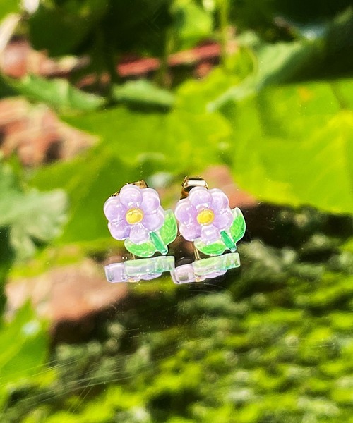 CEMONEMO(セモネモ)の「【金属アレルギー対応】 カラーフラワー ミニ ピアス / ニッケルフリーポスト(ピアス(両耳用)・レディース・ホワイト/パープル・FREE)」の6枚目の写真