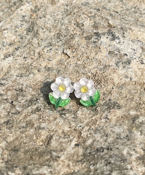 CEMONEMO(セモネモ)の「【金属アレルギー対応】 カラーフラワー ミニ ピアス / ニッケルフリーポスト(ピアス(両耳用)・レディース・ホワイト/パープル・FREE)」の12枚目の写真