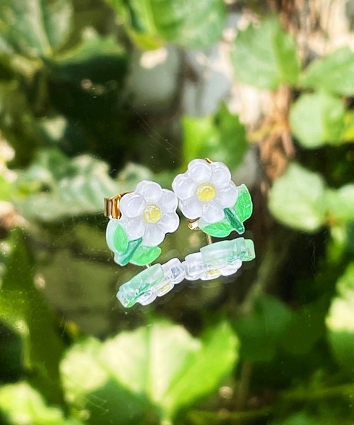 CEMONEMO(セモネモ)の「【金属アレルギー対応】 カラーフラワー ミニ ピアス / ニッケルフリーポスト(ピアス(両耳用)・レディース・ホワイト/パープル・FREE)」の13枚目の写真