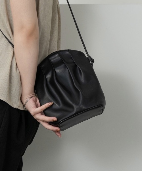lawgy(ラウジー)の「pleats shoulder bag(ショルダーバッグ・レディース・ブラック/クリーム/キャメル・FREE)」の2枚目の写真