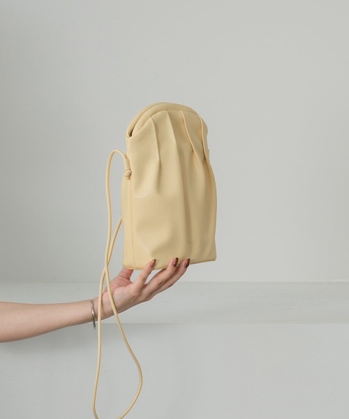 lawgy(ラウジー)の「pleats shoulder bag(ショルダーバッグ・レディース・ブラック/クリーム/キャメル・FREE)」の4枚目の写真