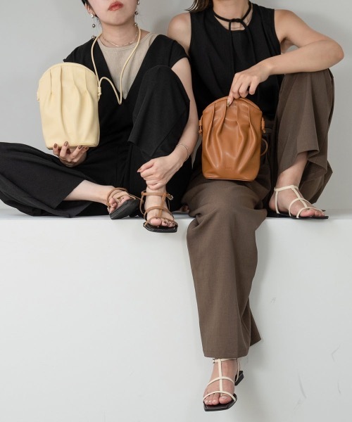 lawgy(ラウジー)の「pleats shoulder bag(ショルダーバッグ・レディース・ブラック/クリーム/キャメル・FREE)」の7枚目の写真