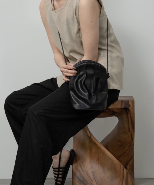 lawgy(ラウジー)の「pleats shoulder bag(ショルダーバッグ・レディース・ブラック/クリーム/キャメル・FREE)」の8枚目の写真