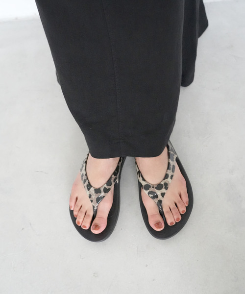 SLOBE IENA(スローブイエナ)の「【OOFOS/ウーフォス】OOlala Limitedサンダル(サンダル・レディース・ブラック・24cm/23cm/25cm)」の2枚目の写真