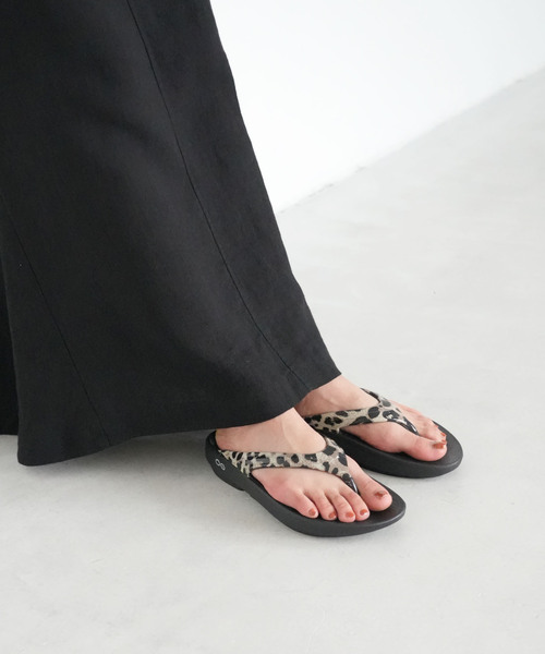 SLOBE IENA(スローブイエナ)の「【OOFOS/ウーフォス】OOlala Limitedサンダル(サンダル・レディース・ブラック・24cm/23cm/25cm)」の3枚目の写真