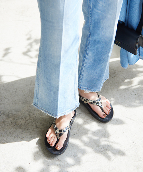 SLOBE IENA(スローブイエナ)の「【OOFOS/ウーフォス】OOlala Limitedサンダル(サンダル・レディース・ブラック・24cm/23cm/25cm)」の16枚目の写真