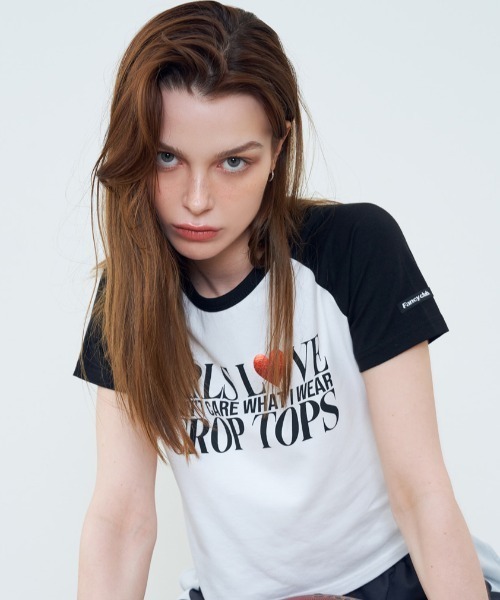 FANCY CLUB(ファンシークラブ)の「A'GEM/9 × .kom『 FANCY CLUB/ファンシークラブ』 COMELY RAGLAN TEE/カムリーラグラン 半袖カットソー(Tシャツ/カットソー・レディース・ブラック/ブルー・FREE)」の2枚目の写真