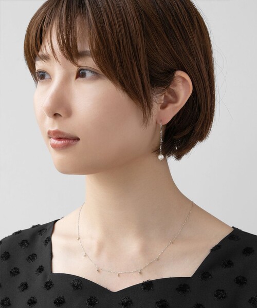 TOCCA（トッカ）の「SEEDS PEARL PIERCED EARRINGS K10ホワイトゴールド 淡水パールピアス（ピアス（両耳用）・レディース・シルバー系・F）」の2枚目の写真