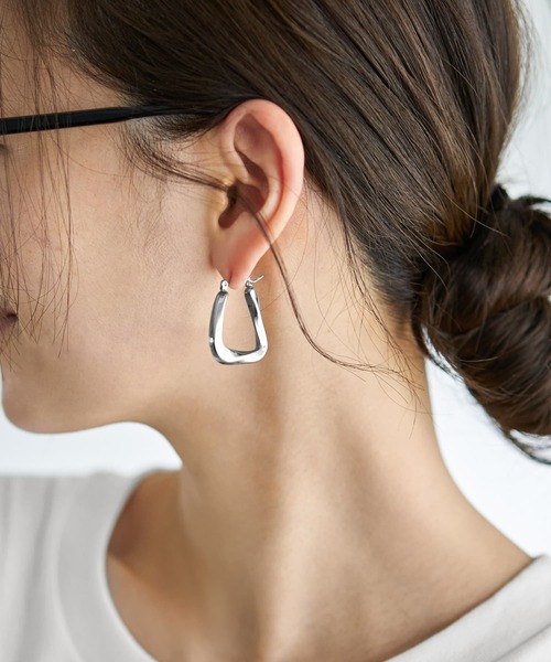 STYLE DELI（スタイルデリ）の「【金属アレルギー対策】ひねり台形ステンレスピアス（ピアス（両耳用）・レディース・ゴールド/シルバー・FREE）」の2枚目の写真