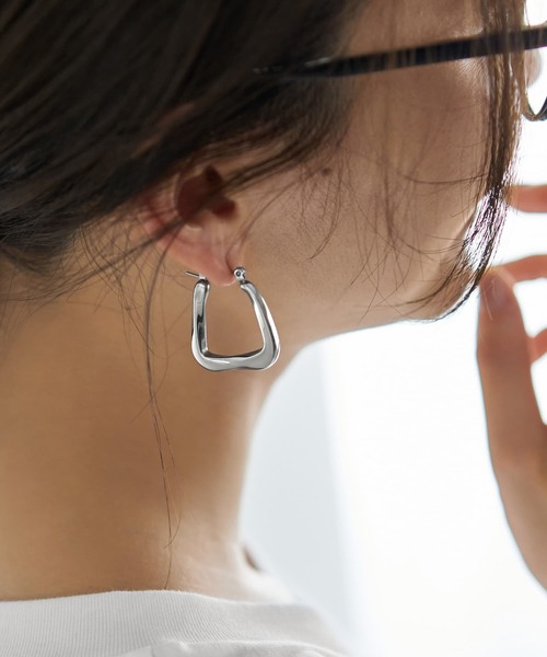 STYLE DELI（スタイルデリ）の「【金属アレルギー対策】ひねり台形ステンレスピアス（ピアス（両耳用）・レディース・ゴールド/シルバー・FREE）」の3枚目の写真