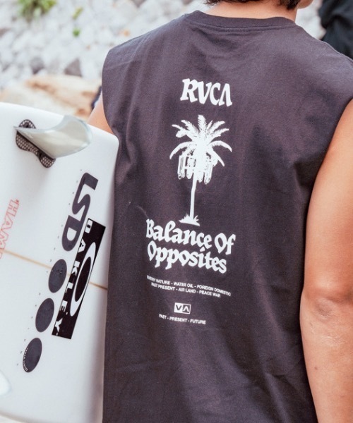 RVCA(ルーカ)の「RVCA メンズ 【AZUL】 RVCA X AZUL SLEECELE タンクトップ【2023年夏モデル】/ルーカ×アズールコラボレーションバックプリントノースリーブタンクトップ(タンクトップ・メンズ・ホワイト/ブラック・FREE)」の1枚目の写真