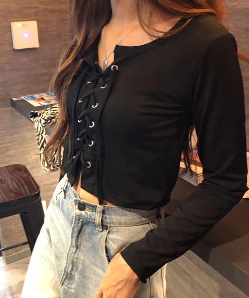 GLAMOROUS JANE（グラマラスジェーン）の「レースアップクロップド丈長袖トップス（Tシャツ/カットソー・レディース・ブラック/ホワイト/グレー・FREE）」の2枚目の写真