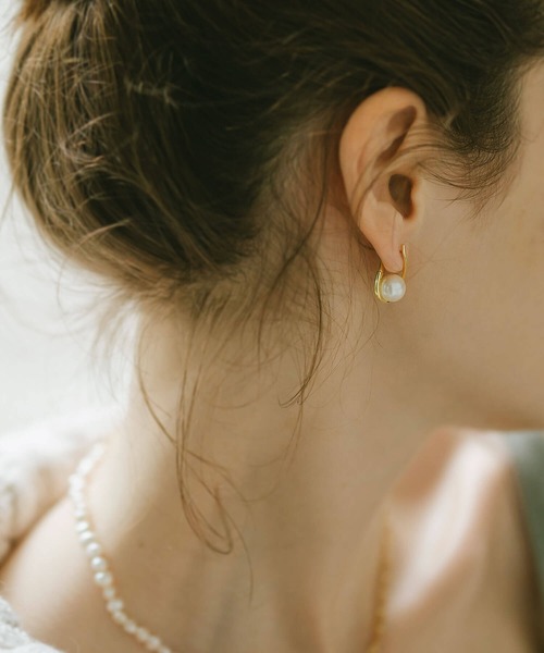 Ops.（オプス）の「パールピアス ドロップピアス 金属アレルギー対応【Afrizo-fyra アフリジオ・フィーラ】（ピアス（両耳用）・レディース・シルバー/イエローゴールド・ONE SIZE）」の2枚目の写真