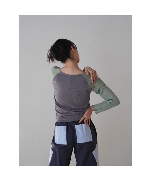 Uenui（ウニュイ）の「【ZOZO限定】スリーブ スウィッチング トップス シアー シースルー 透け感 カットソー バイカラー ツートーン（Tシャツ/カットソー・レディース・レッド/ブルー/グリーン・FREE）」の7枚目の写真