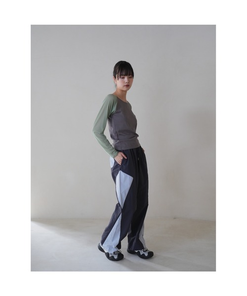 Uenui（ウニュイ）の「【ZOZO限定】スリーブ スウィッチング トップス シアー シースルー 透け感 カットソー バイカラー ツートーン（Tシャツ/カットソー・レディース・レッド/ブルー/グリーン・FREE）」の11枚目の写真