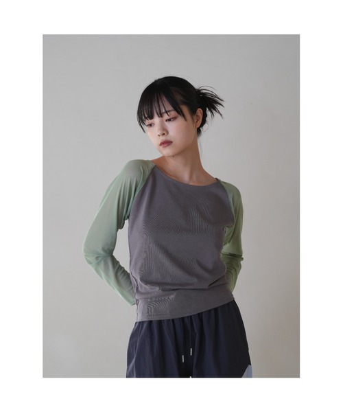 Uenui（ウニュイ）の「【ZOZO限定】スリーブ スウィッチング トップス シアー シースルー 透け感 カットソー バイカラー ツートーン（Tシャツ/カットソー・レディース・レッド/ブルー/グリーン・FREE）」の5枚目の写真