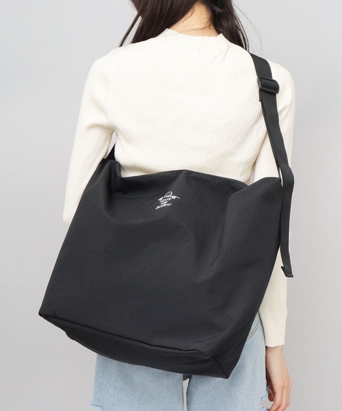 THRASHER（スラッシャー）の「撥水加工 リップストップナイロン ビッグショルダーバッグ GONZ シワナイロンシリーズ（ショルダーバッグ・メンズ・ブラック・FREE）」の4枚目の写真