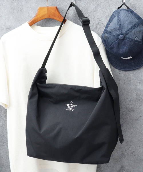 THRASHER（スラッシャー）の「撥水加工 リップストップナイロン ビッグショルダーバッグ GONZ シワナイロンシリーズ（ショルダーバッグ・メンズ・ブラック・FREE）」の5枚目の写真