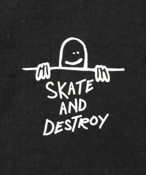 THRASHER（スラッシャー）の「撥水加工 リップストップナイロン ビッグショルダーバッグ GONZ シワナイロンシリーズ（ショルダーバッグ・メンズ・ブラック・FREE）」の6枚目の写真