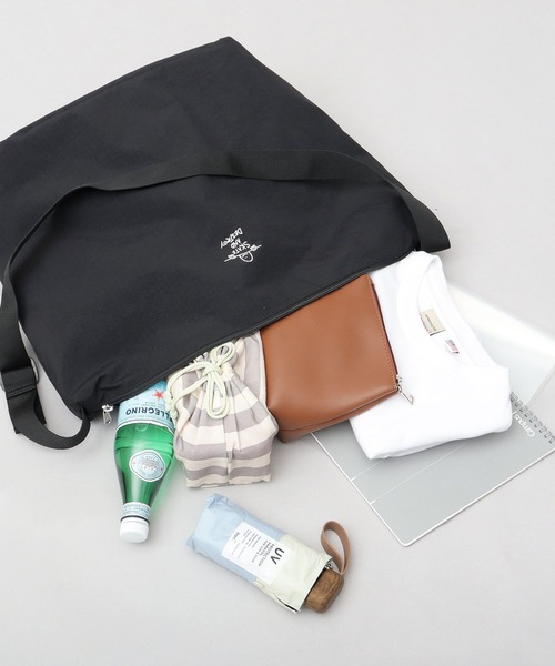 THRASHER（スラッシャー）の「撥水加工 リップストップナイロン ビッグショルダーバッグ GONZ シワナイロンシリーズ（ショルダーバッグ・メンズ・ブラック・FREE）」の9枚目の写真