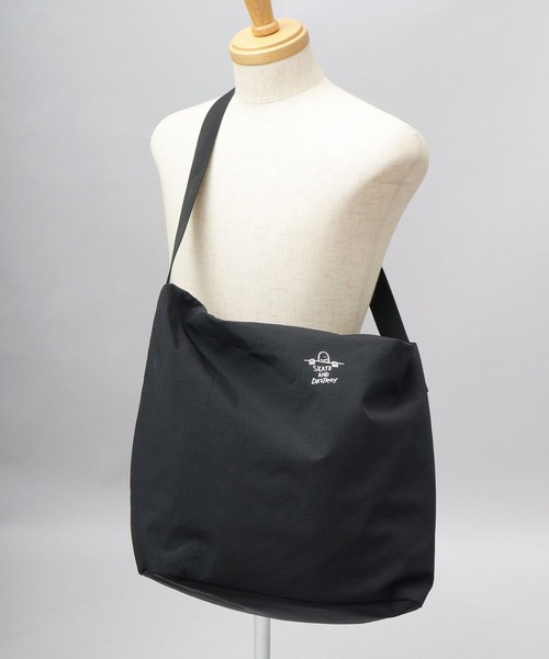 THRASHER（スラッシャー）の「撥水加工 リップストップナイロン ビッグショルダーバッグ GONZ シワナイロンシリーズ（ショルダーバッグ・メンズ・ブラック・FREE）」の13枚目の写真