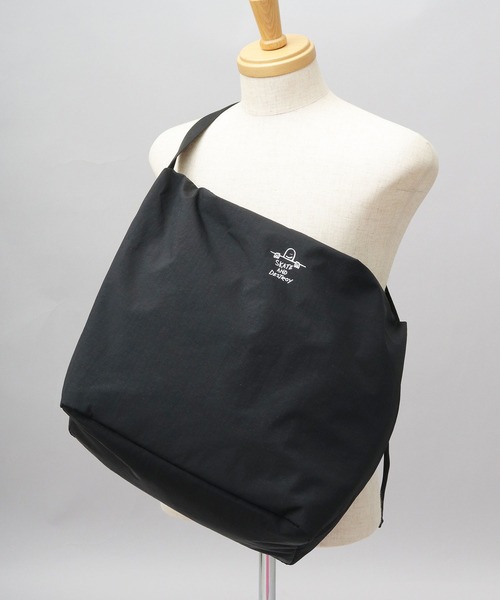 THRASHER（スラッシャー）の「撥水加工 リップストップナイロン ビッグショルダーバッグ GONZ シワナイロンシリーズ（ショルダーバッグ・メンズ・ブラック・FREE）」の14枚目の写真