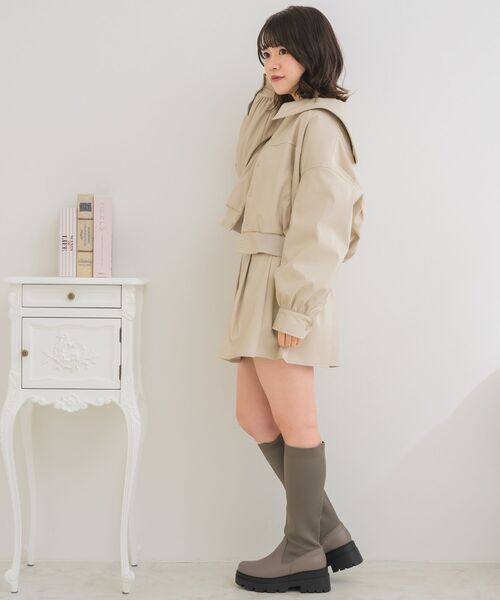 ems excite(エムズエキサイト)の「ハート釦FレザーBZ(ブルゾン・レディース・ライトベージュ/ブラック・FREE)」の13枚目の写真