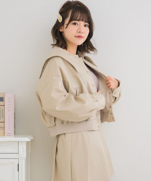 ems excite(エムズエキサイト)の「ハート釦FレザーBZ(ブルゾン・レディース・ライトベージュ/ブラック・FREE)」の16枚目の写真