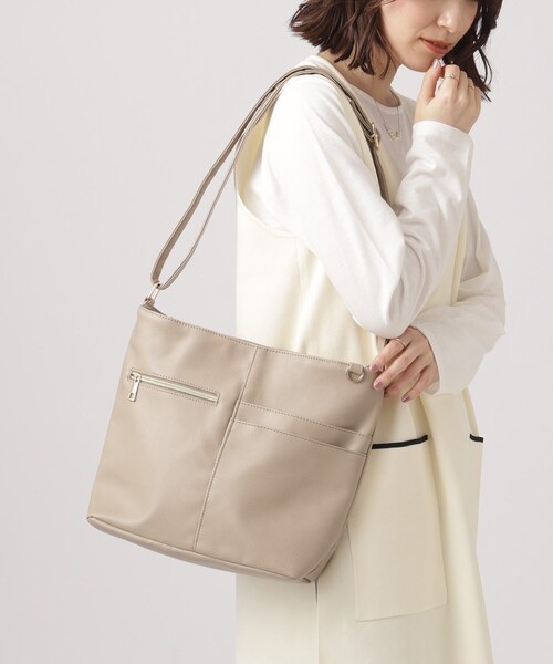 SHOO・LA・RUE(シューラルー)の「【プレゼントにも】毎日持ちたい ポケット切り換えショルダーバッグ(ショルダーバッグ・レディース・ピンク系/ライトパープル/ブラック/ライトベージュ/グレー/ブルー・00)」の7枚目の写真