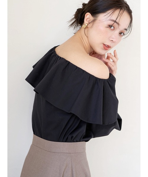 Stylevoice for xxx（スタイルヴォイスフォー）の「ワンショルダーラッフルカラーブラウス（シャツ/ブラウス・レディース・ブラック/ホワイト/ライトブルー・FREE）」の16枚目の写真