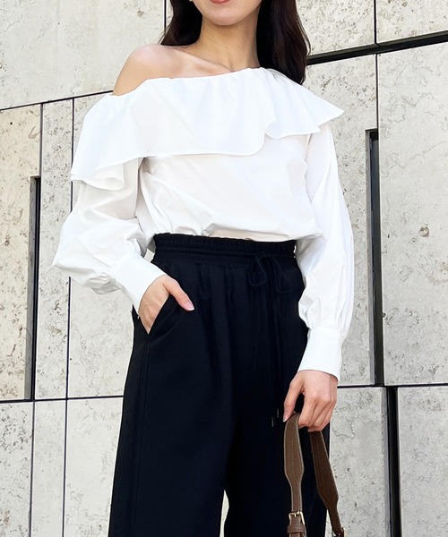Stylevoice for xxx（スタイルヴォイスフォー）の「ワンショルダーラッフルカラーブラウス（シャツ/ブラウス・レディース・ブラック/ホワイト/ライトブルー・FREE）」の6枚目の写真