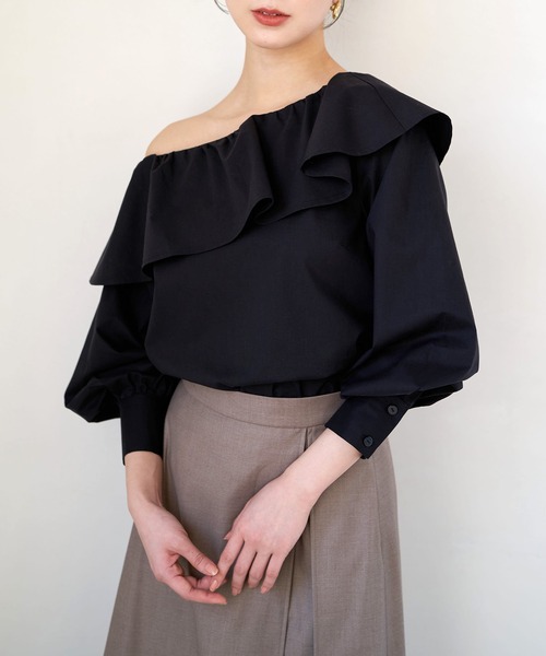 Stylevoice for xxx（スタイルヴォイスフォー）の「ワンショルダーラッフルカラーブラウス（シャツ/ブラウス・レディース・ブラック/ホワイト/ライトブルー・FREE）」の5枚目の写真